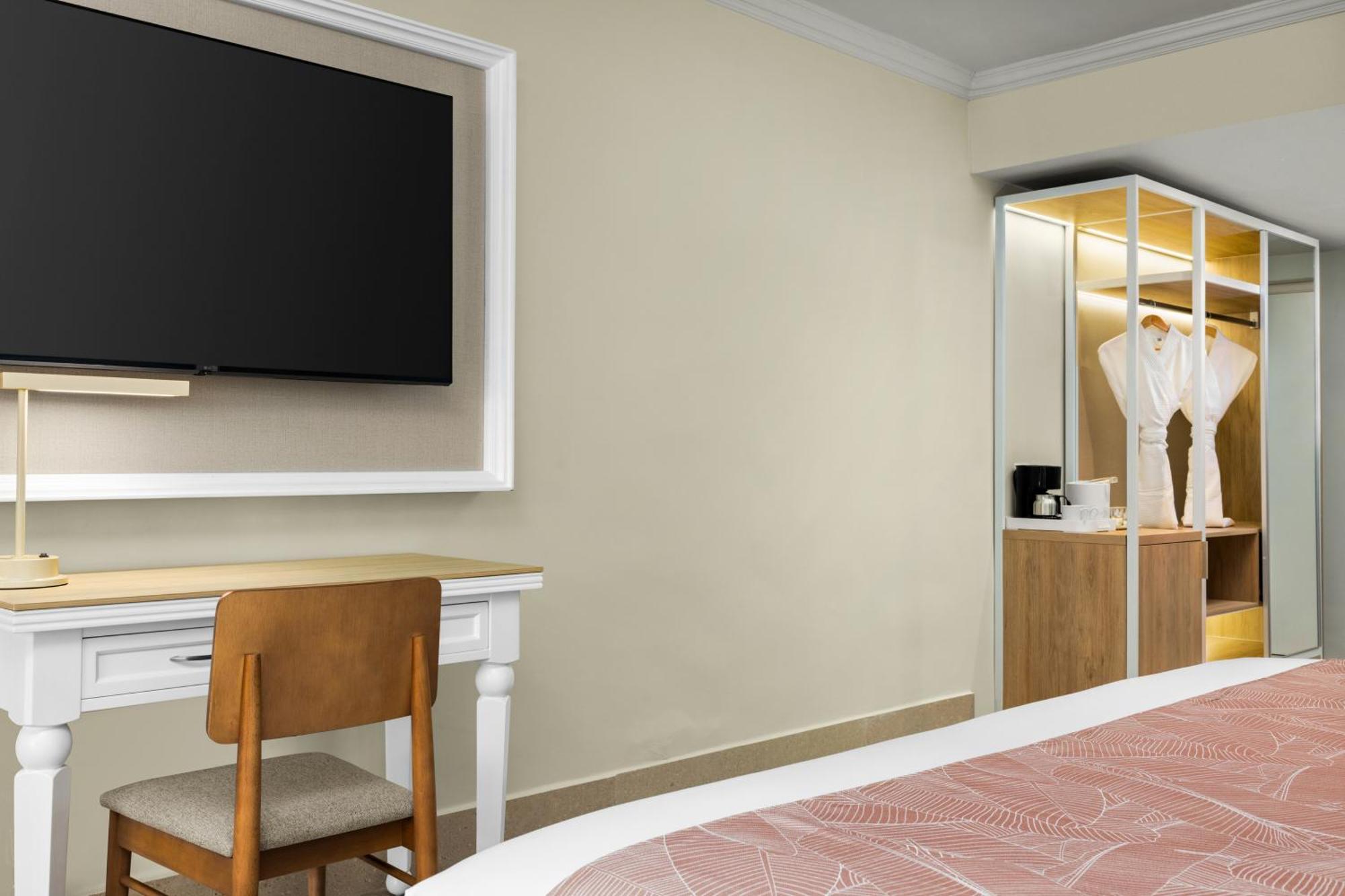 Wyndham Alltra Punta Cana All Inclusive Resort Bagian luar foto
